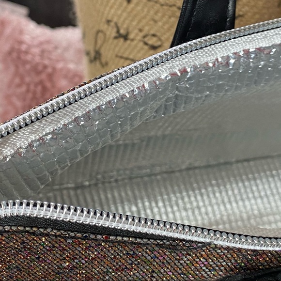 Insulated wine carrier hand bag. Has a beautiful glitter finish to it. - Picture 3 of 5